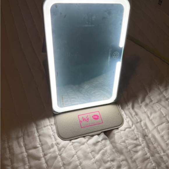 Makeup Junkie Bags MJ
Rechargeable LED Travel Mirror - Picture 5 of 15
